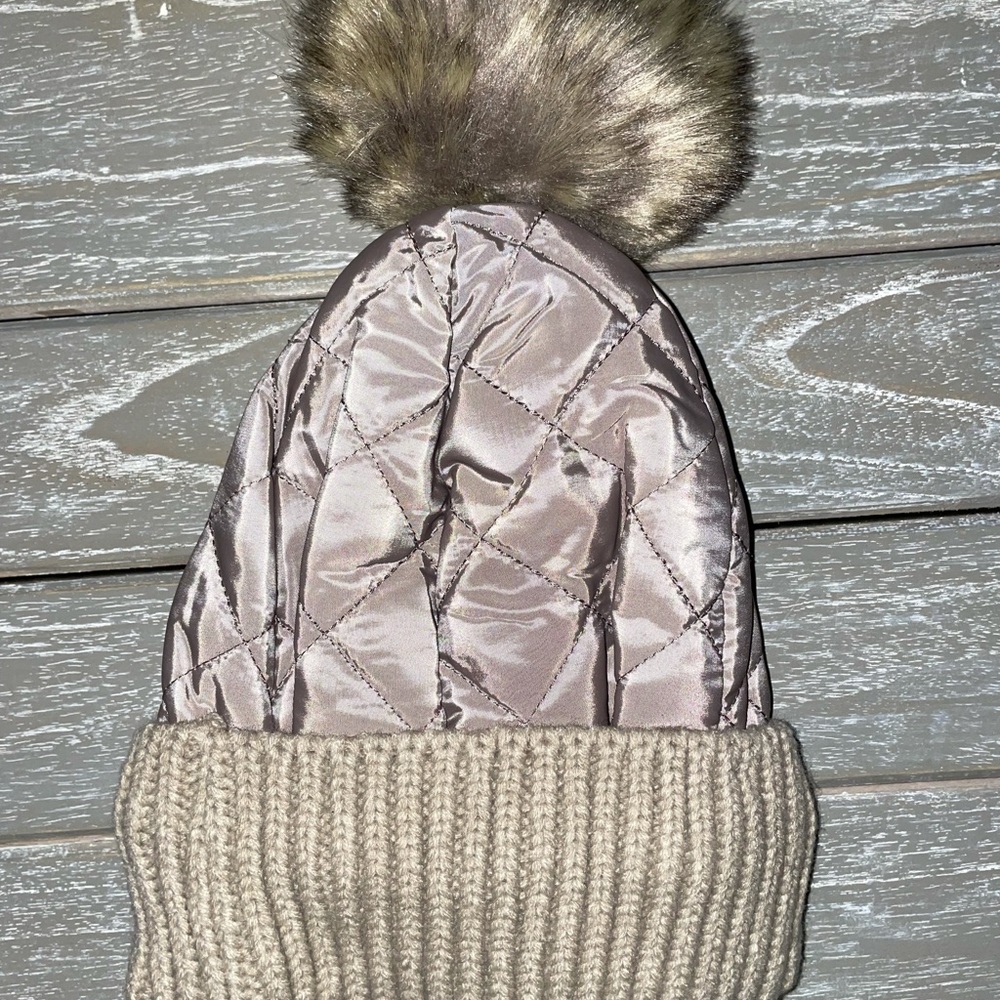 Pom hat - Picture 3 of 3